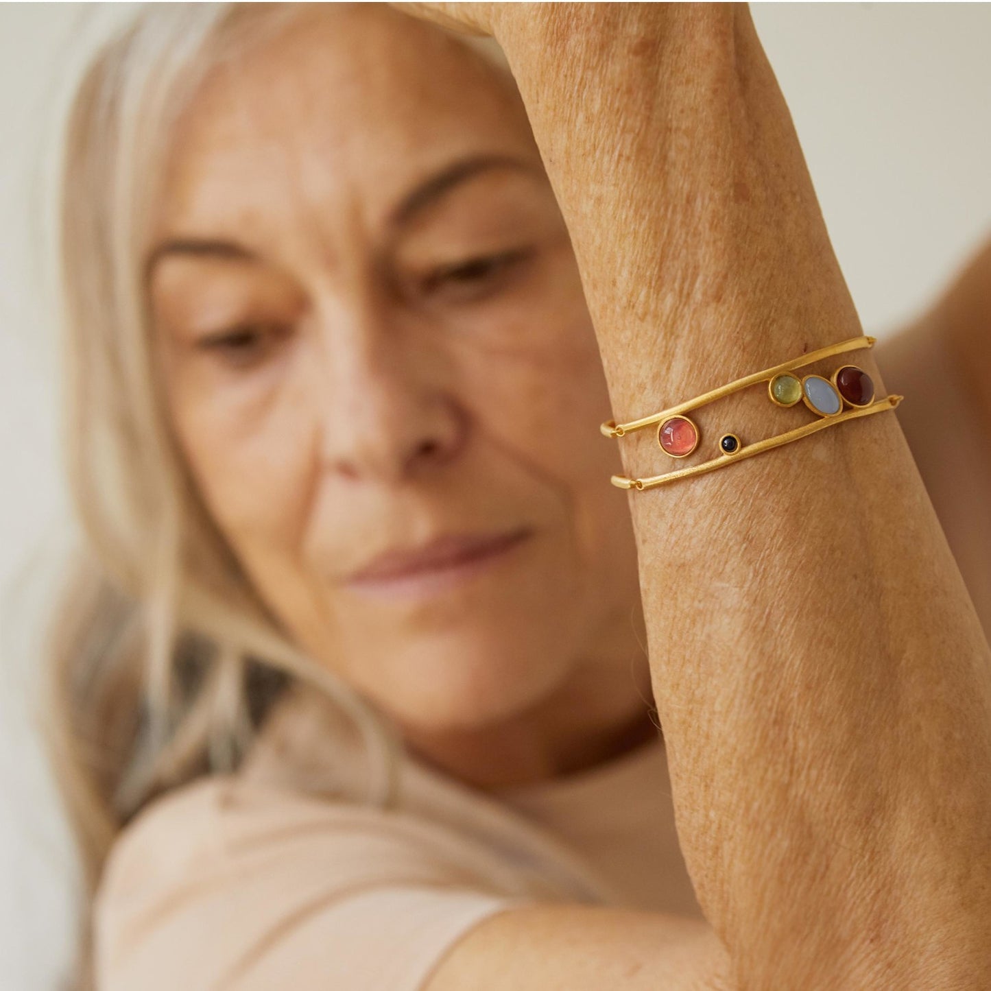Bracciale Alegria (Codice: BR ALE 01) - Bracciale Artigianale in Ottone Satinato Placcato Oro 24kt con Vetro di Murano