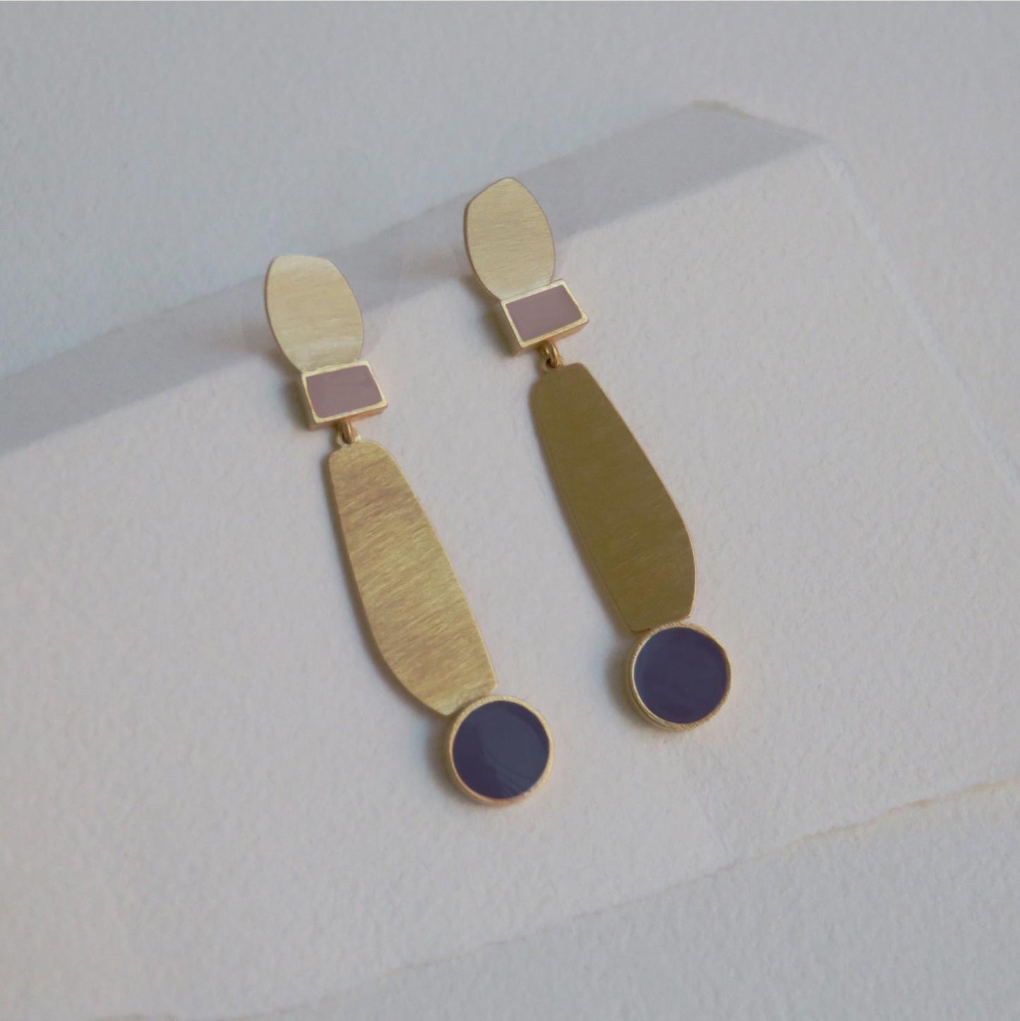 Orecchini Pendenti Geometrici Oro Opaco con Smalto Lilla e Viola Scuro (Codice: OR GE 004)