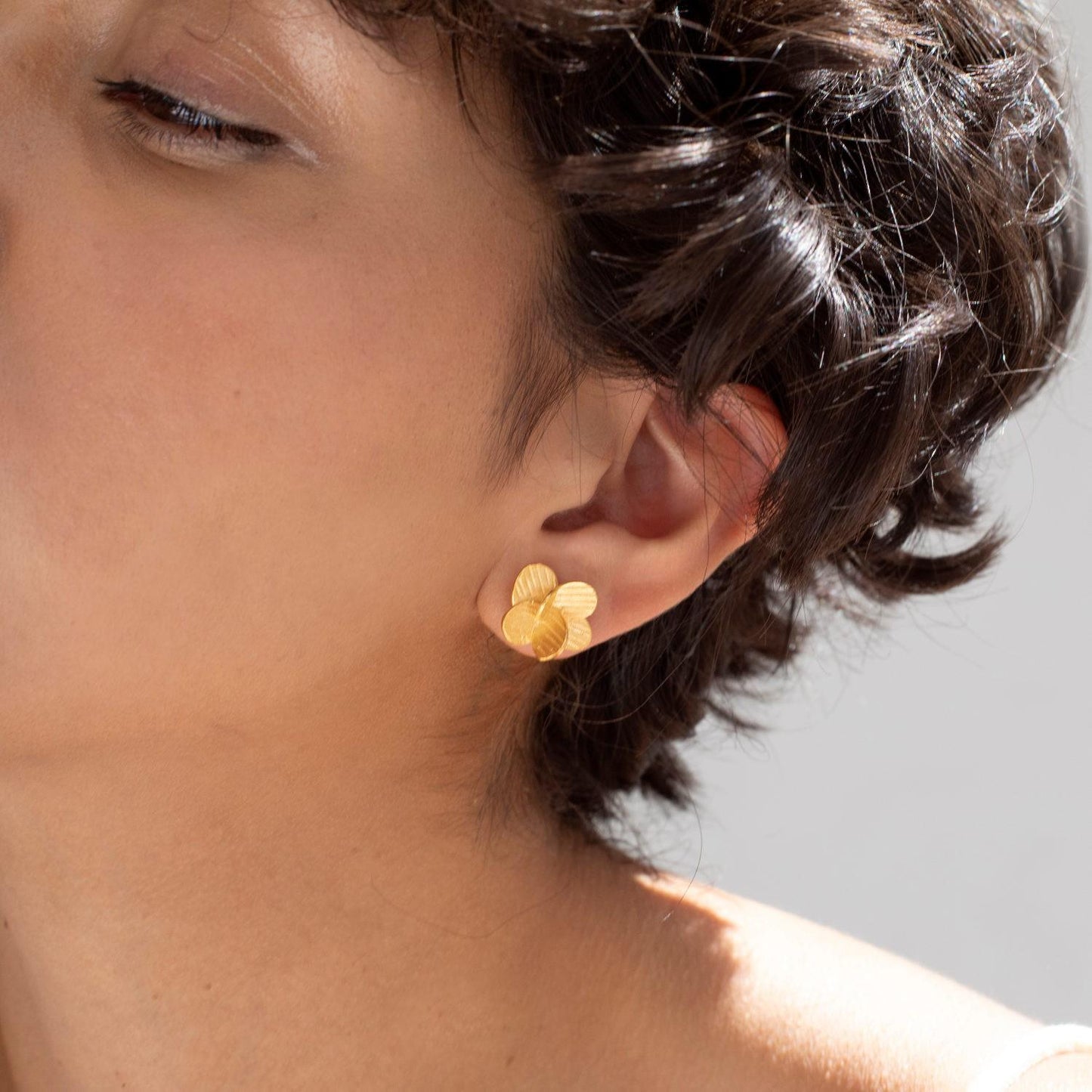 Orecchini in ottone placcato oro con forma floreale