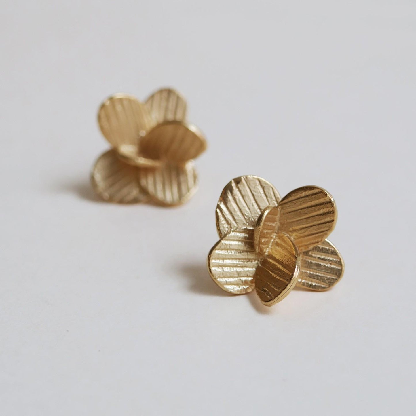 Orecchini in ottone placcato oro con forma floreale