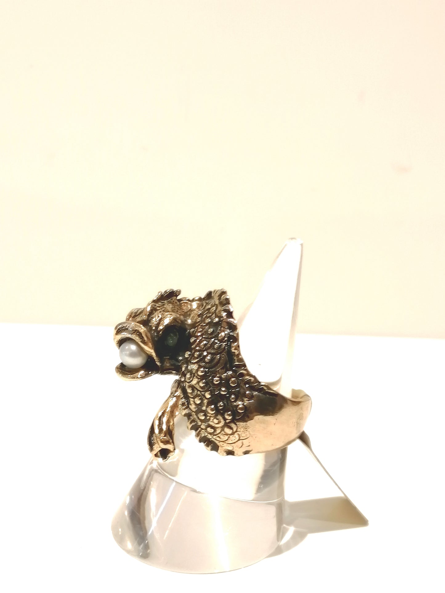 Anello Tritone - Anello Artigianale in Ottone Dorato con Radice di Smeraldo e Perle (Codice: AN TR 01)