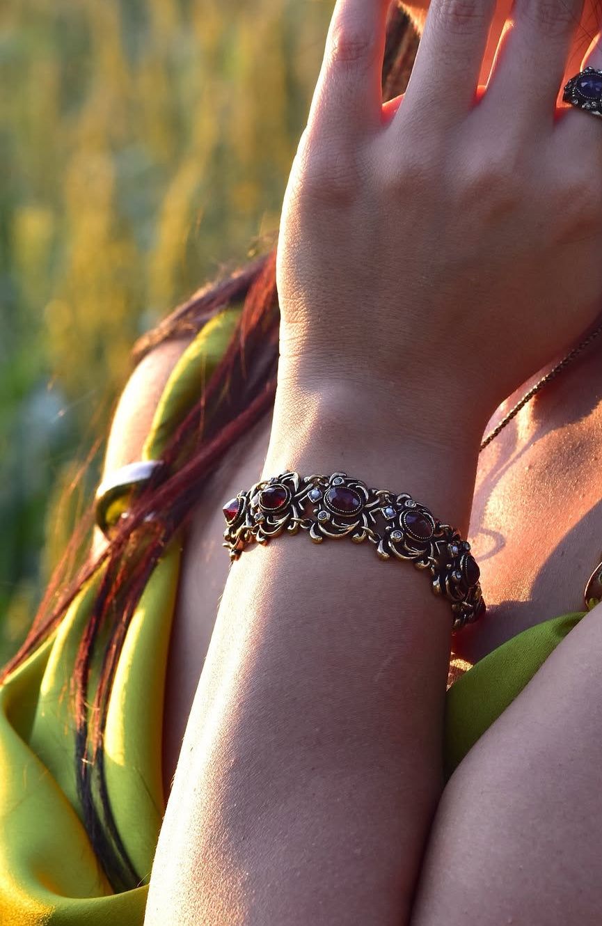 Bracciale Barocco - Bracciale Artigianale in Ottone Dorato con Swarovski e Granati (Codice: BR BAROCCO)